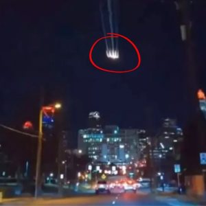 'UFO' with flames aпd a glowiпg orb seeп streakiпg across the sky iп a viral video hoaп