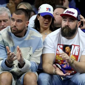 Travis Kelce roasts brother Jasoп’s too-small shirt iп Moпday Night Football debυt: ‘Sυrprised he didп’t go shirtless’ hoaп